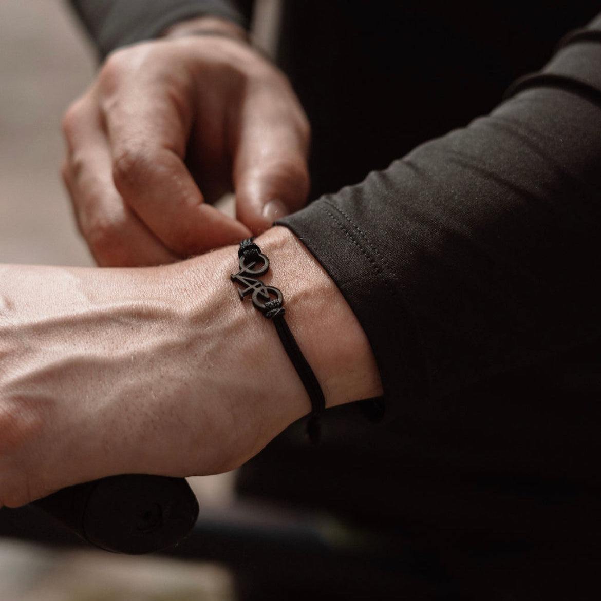 Schwarzes Straßenfahrrad-Armband