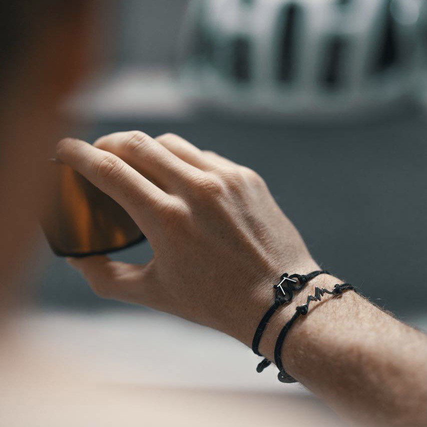 Monochromes Fahrradarmband