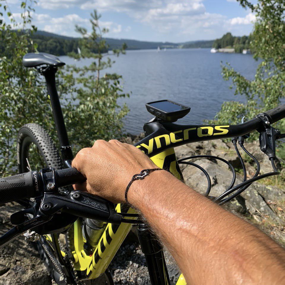 Monochromes Fahrradarmband